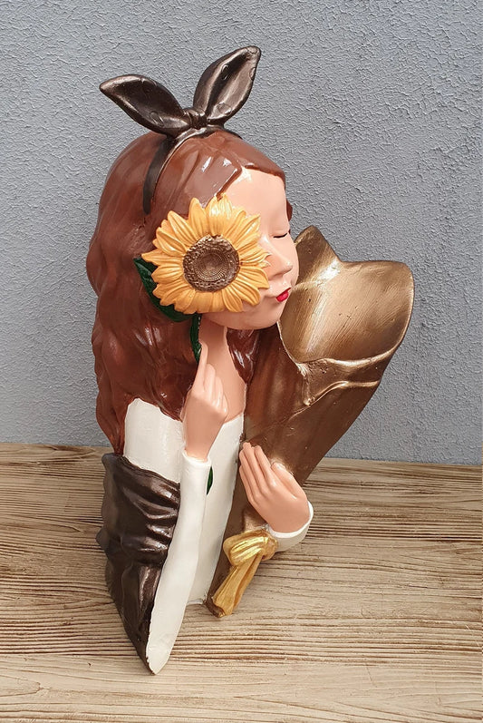 Daisy Detailed Decorative Girl Vase